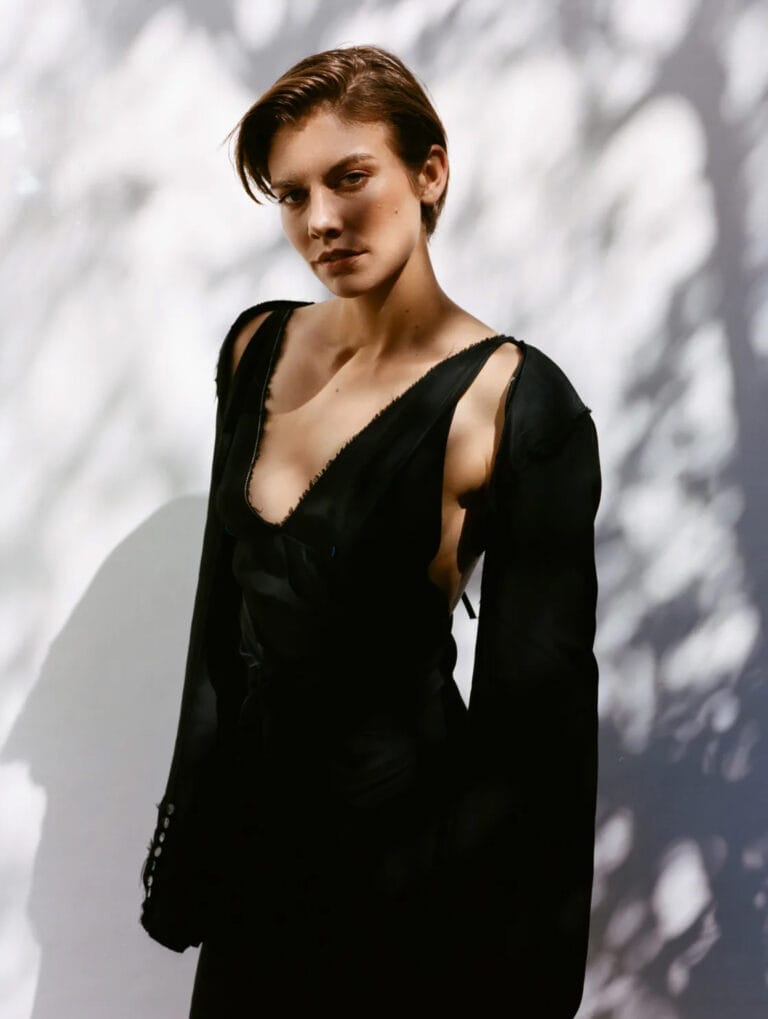Lauren Cohan: Luce un vestido negro con un profundo escote y mangas amplias que caen delicadamente.…