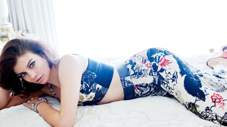 Lauren Cohan: Luce un conjunto de top negro y pantalones ajustados con un estampado vibrante y…