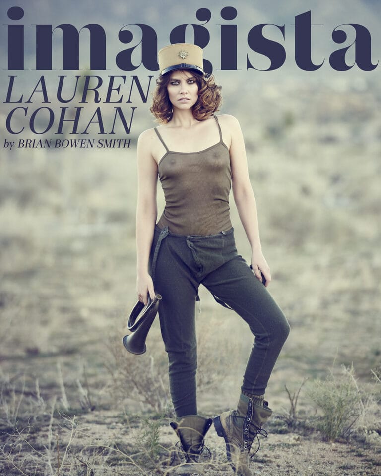 Lauren Cohan: Luce un top ajustado en tono oliva y pantalones de corte relajado, complementados con…