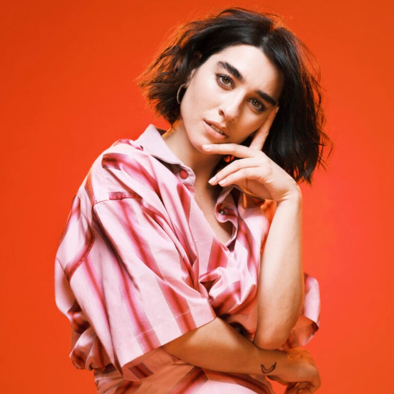 Simona Tabasco: Wears a pink striped cotton shirt with a loose cut and…