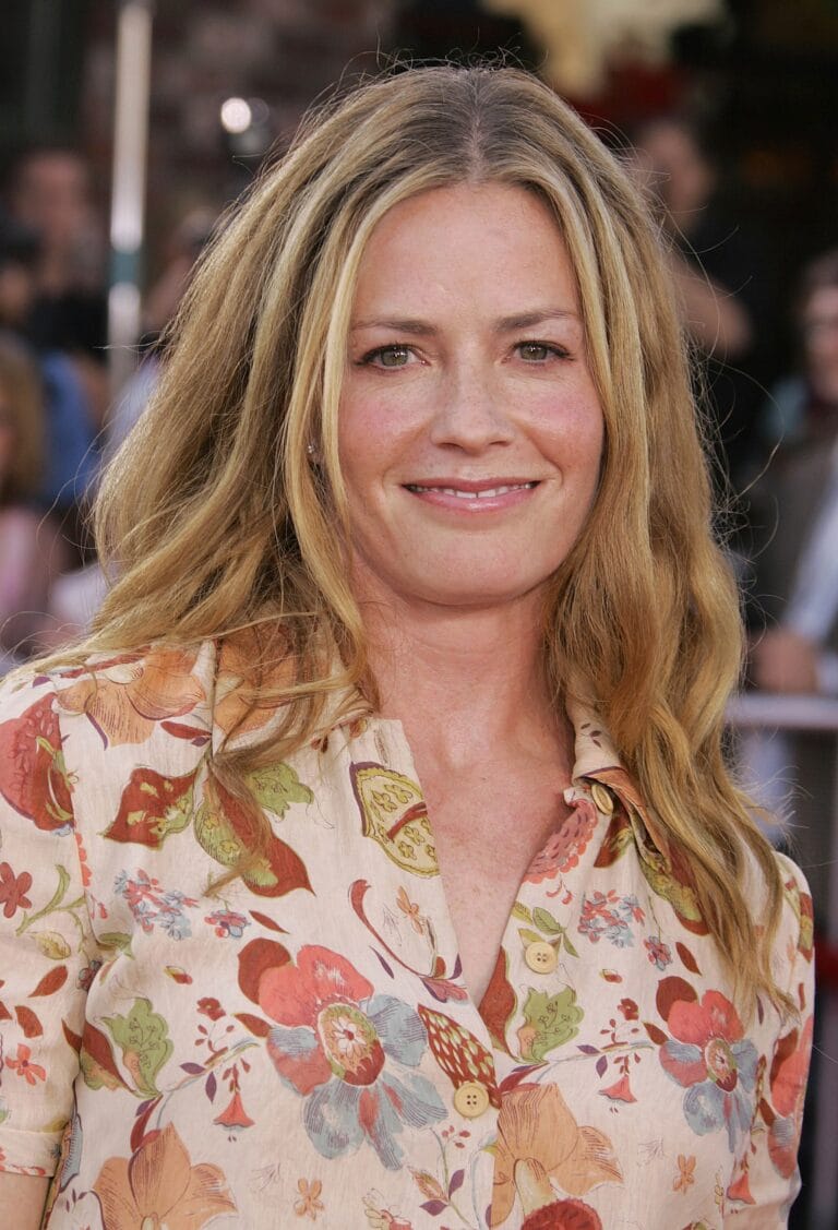 Elisabeth Shue: Luce una blusa de manga corta con estampado floral en tonos cálidos, que aporta…