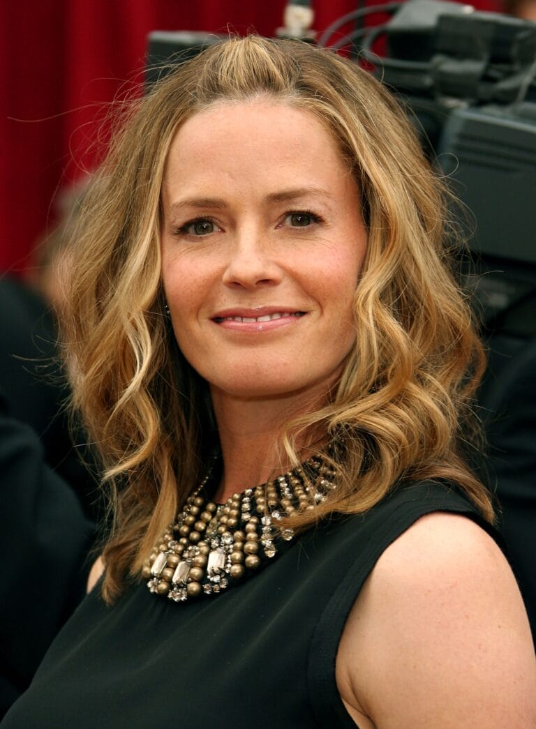 Elisabeth Shue: Luce una blusa negra sin mangas con un elegante collar de perlas y pedrería…