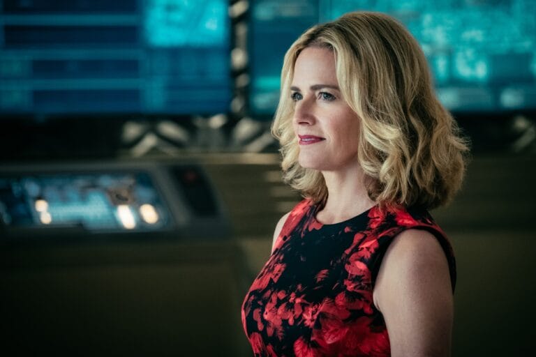 Elisabeth Shue: Luce un vestido negro con estampado floral rojo, con un corte ajustado que resalta…