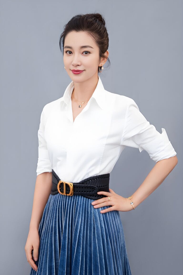 Li Bingbing: Luce una blusa blanca con mangas enrolladas y una falda plisada azul, que cae…