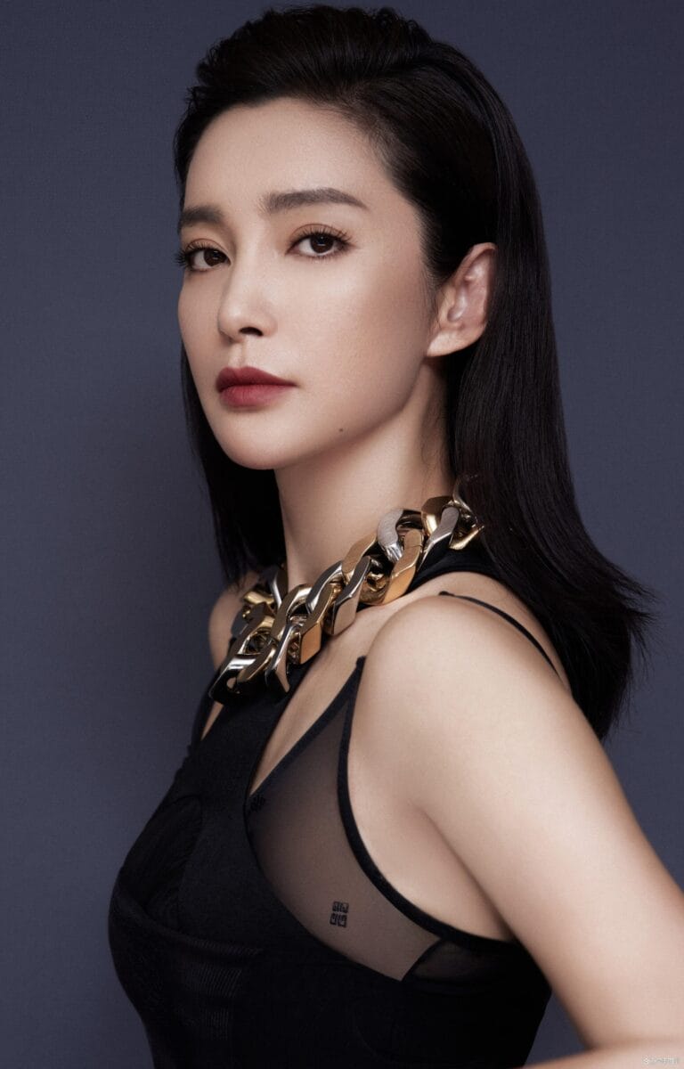 Li Bingbing: Luce un top negro con detalles en malla y un corte que resalta su…