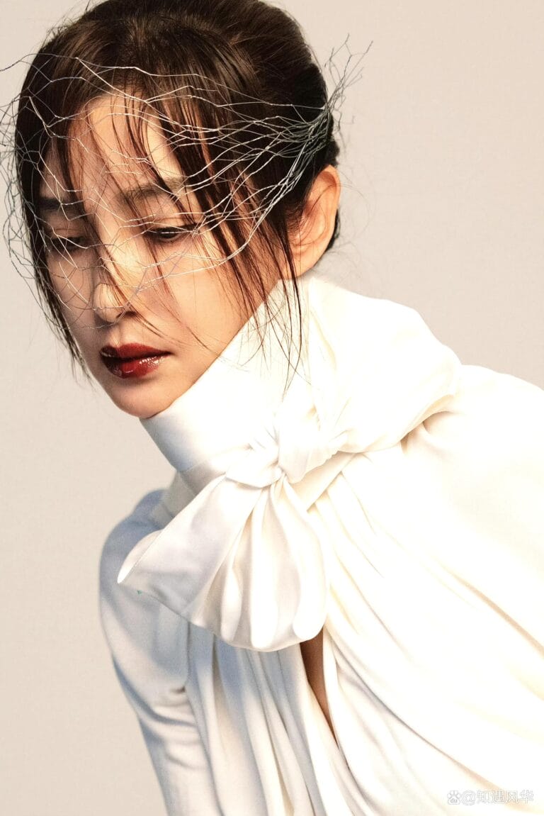Li Bingbing: Luce una blusa blanca con un gran lazo en el cuello, que destaca por…