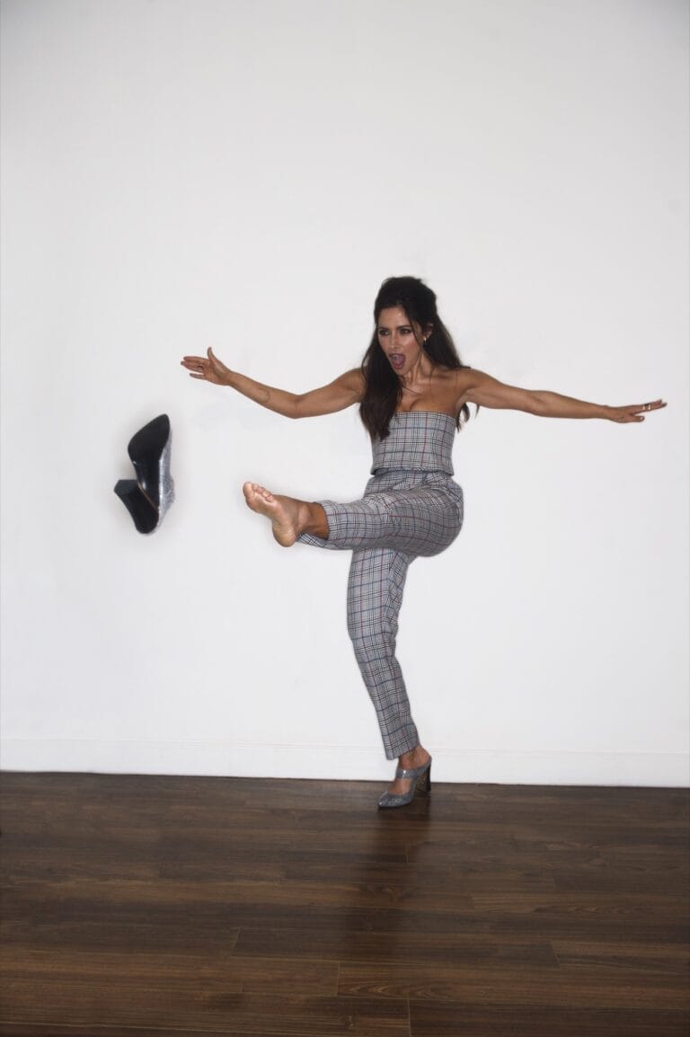 Sarah Shahi: Luce un conjunto de pantalón y top sin mangas en un patrón de cuadros,…