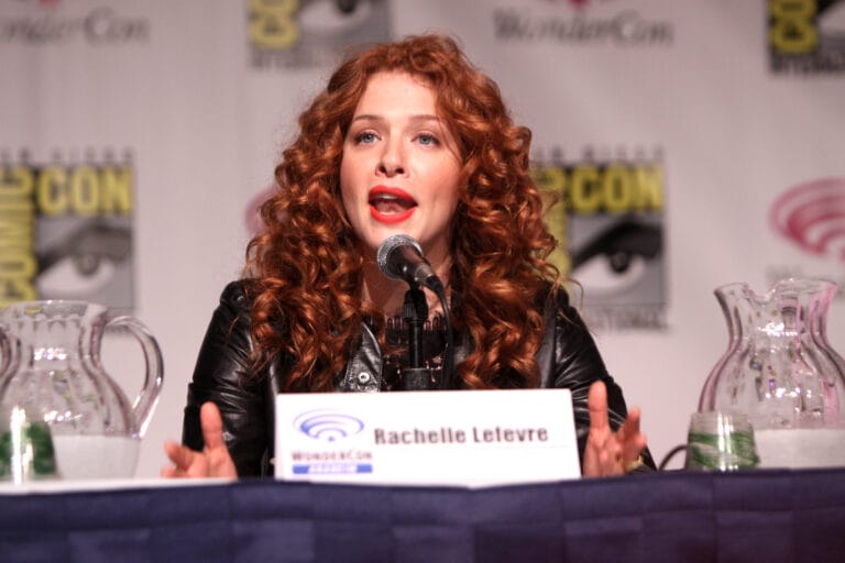 Rachelle Lefevre: Luce una chaqueta de cuero negra y un top oscuro, mientras se expresa con…