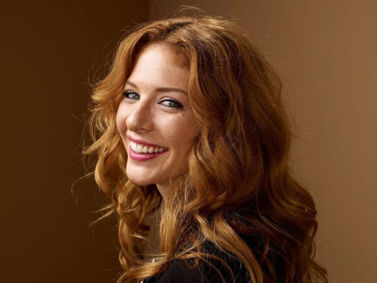 Rachelle Lefevre: Luce una sonrisa radiante mientras se vuelve levemente hacia la cámara, con el cabello…