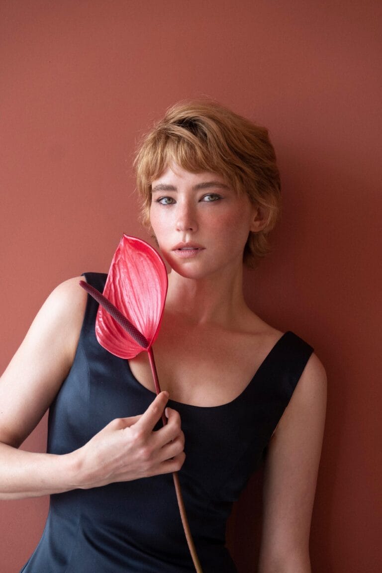 Haley Bennett: Luce un vestido negro de corte sencillo y sin mangas, que resalta su figura.…