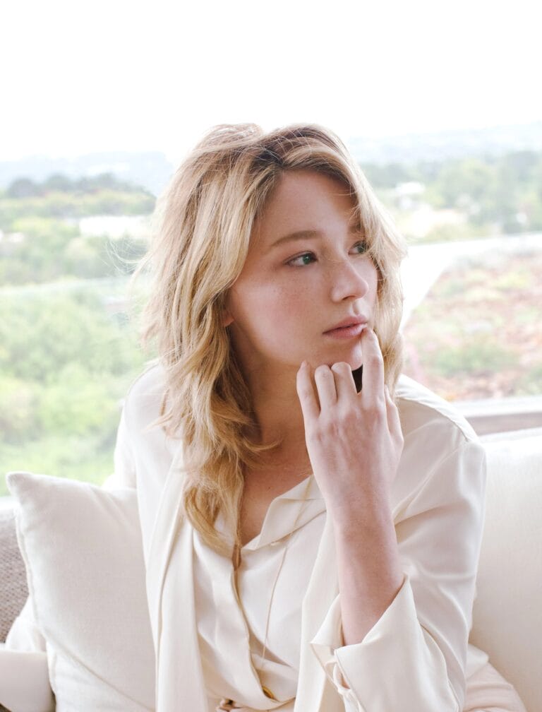 Haley Bennett: Luce una blusa de seda blanca, con un suave drapeado que realza su figura.…