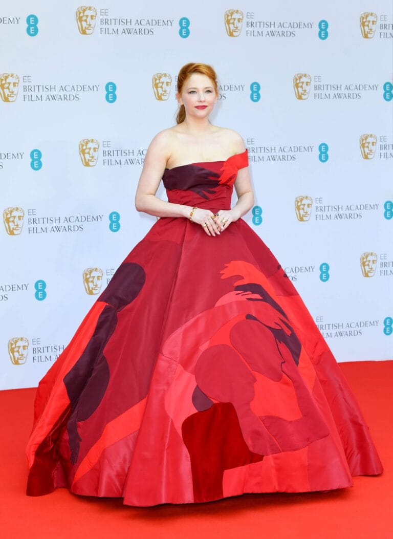 Haley Bennett: Luce un espectacular vestido de gala strapless en tonos rojos, con un diseño artístico…