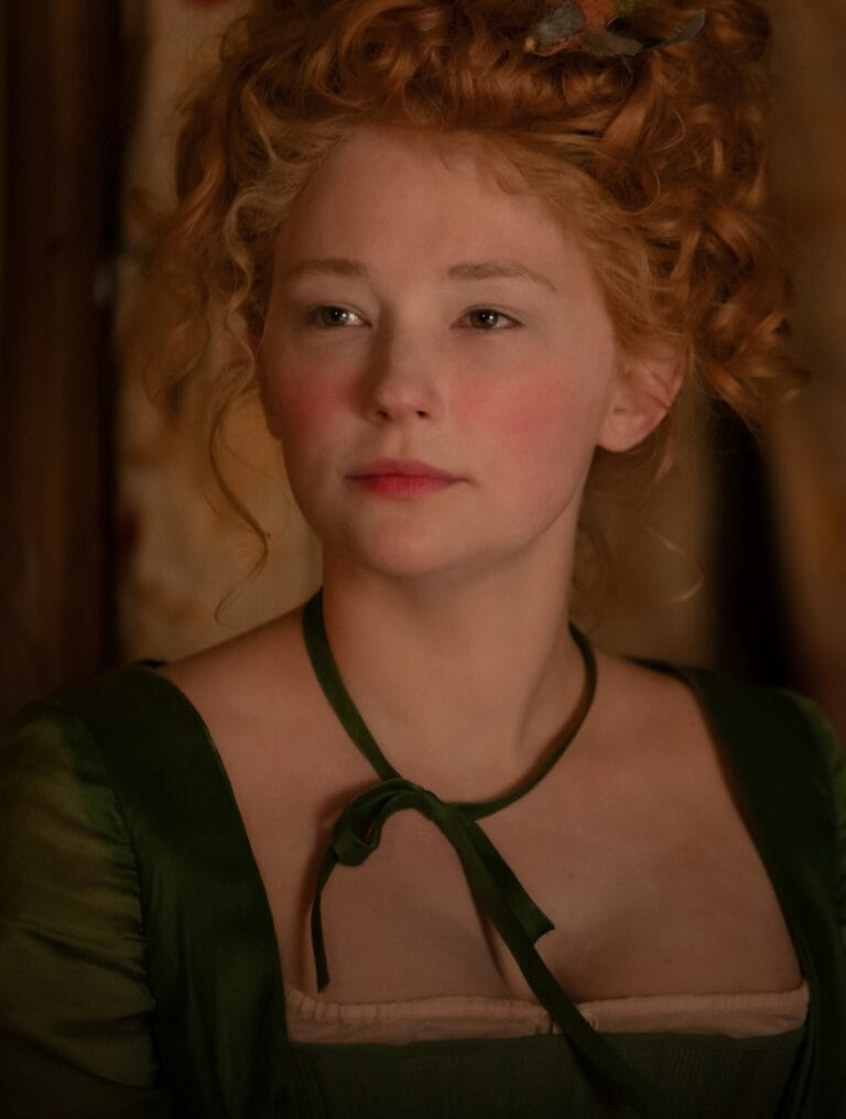 Haley Bennett: Luce un vestido verde de época, con un escote delicado y una cinta negra…