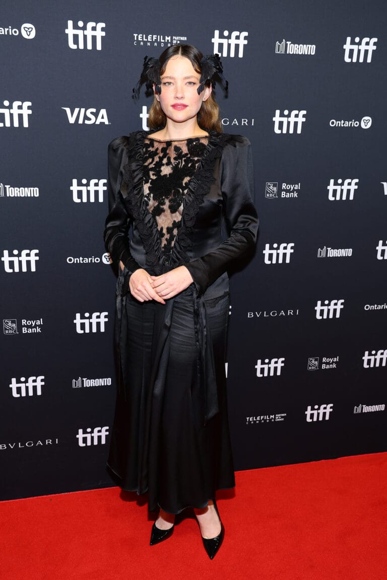 Haley Bennett: Luce un vestido negro de satén con detalles de encaje en el escote, que…