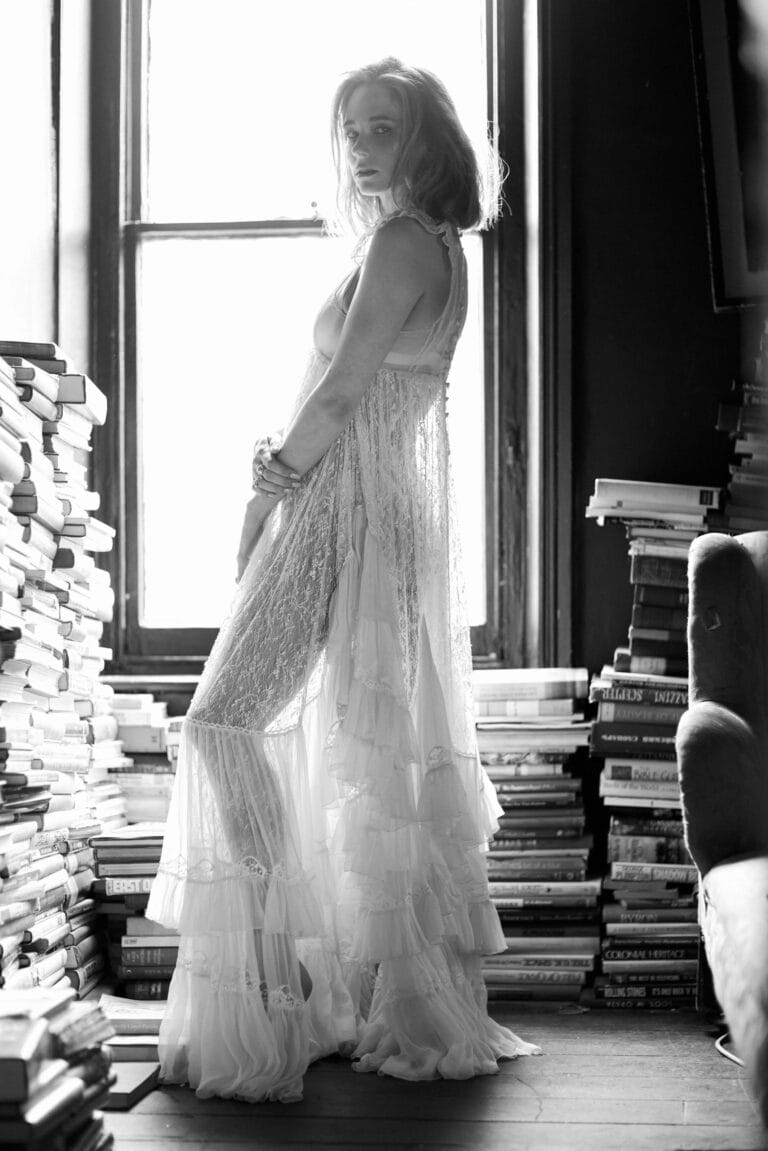Haley Bennett: Luce un vestido largo y vaporoso de encaje blanco, con detalles de volantes que…