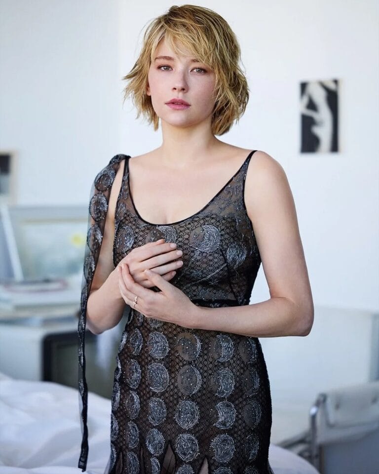 Haley Bennett: Luce un vestido negro de encaje con detalles brillantes, que se ajusta delicadamente al…