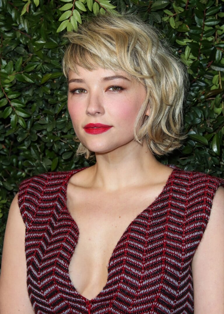 Haley Bennett: Luce un vestido de corte moderno con un diseño en zigzag en tonos rojos…