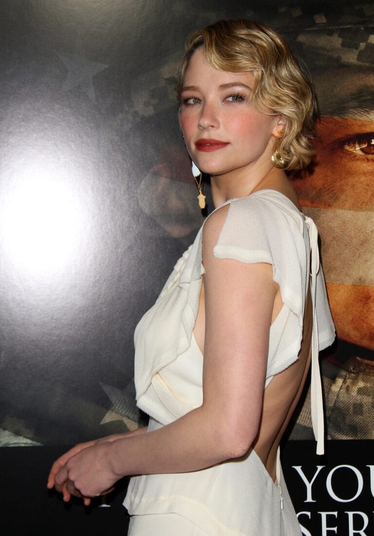Haley Bennett: Luce un vestido blanco con un corte asimétrico y una espalda abierta, que añade…
