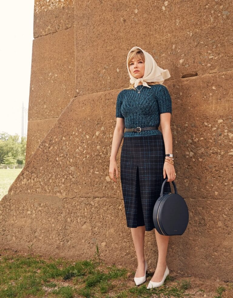 Haley Bennett: Luce un conjunto sofisticado con un suéter de punto azul y una falda lápiz…