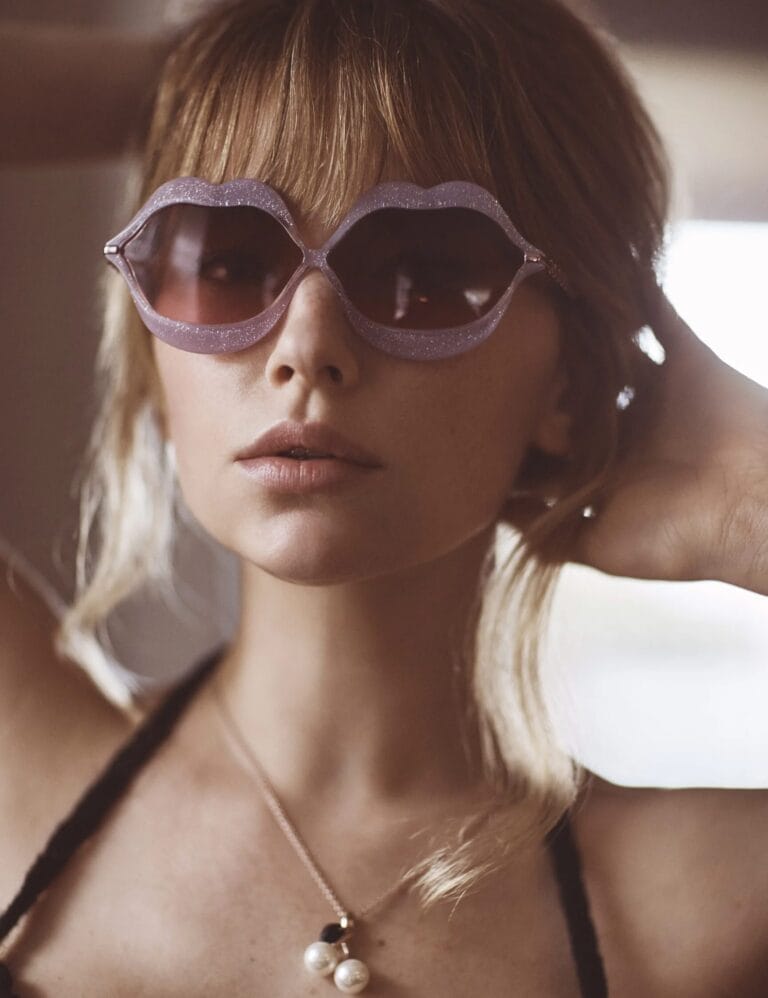 Haley Bennett: Luce unas gafas de sol en forma de labios, con un diseño llamativo y…