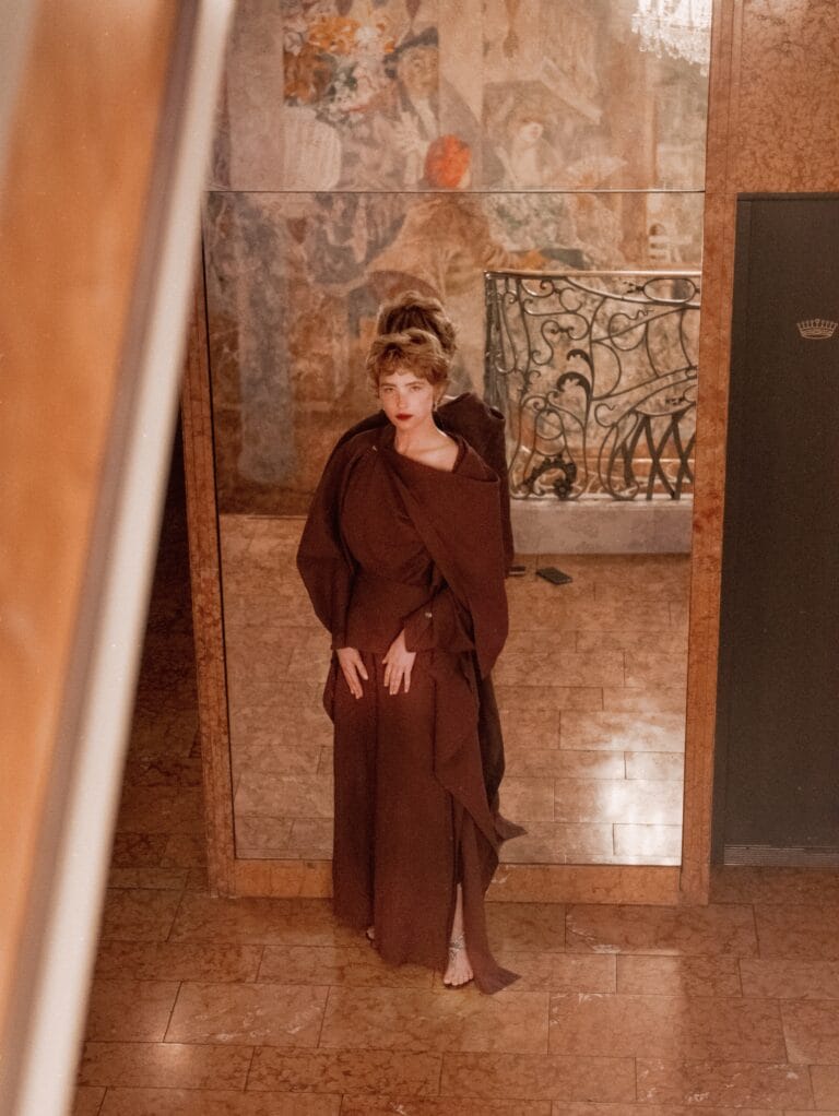 Haley Bennett: Luce un vestido largo de tono marrón, con drapeados que caen elegantemente sobre su…