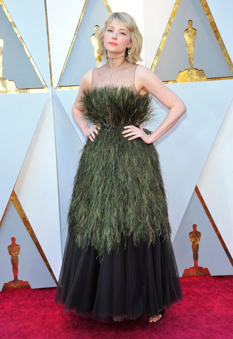Haley Bennett: Luce un vestido innovador con un corsé de texturas verdes que simulan hierba, combinado…