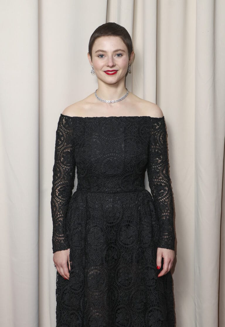 Thomasin McKenzie: Luce un vestido negro de encaje con mangas largas y escote corazón, que resalta…