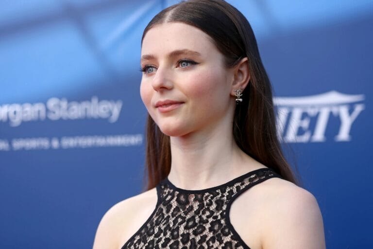 Thomasin McKenzie: Luce un vestido negro de encaje con un corte elegante que resalta su figura.…