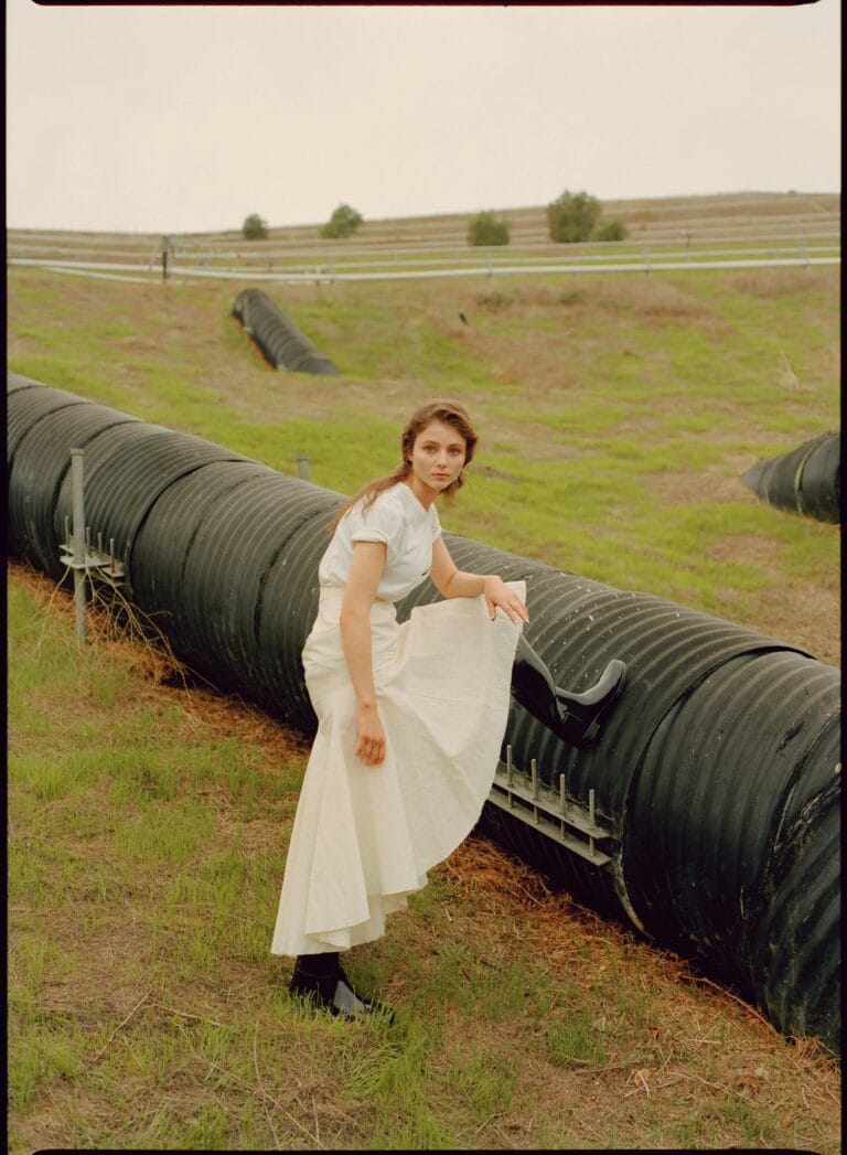 Thomasin McKenzie: Luce una blusa blanca con mangas cortas y una falda larga de lino, que…