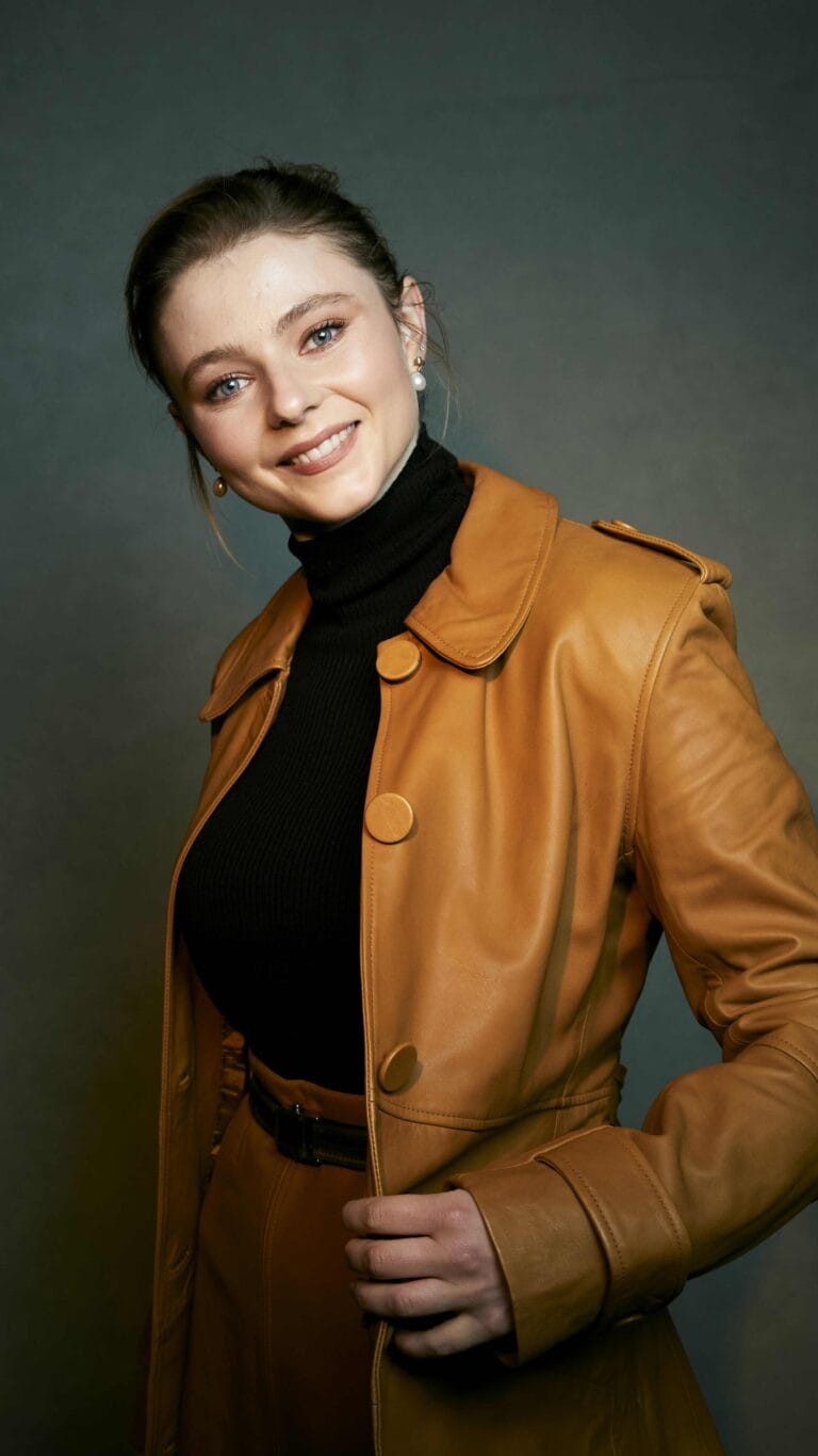 Thomasin McKenzie: Luce un abrigo de cuero marrón con un corte sofisticado, sobre un suéter negro…