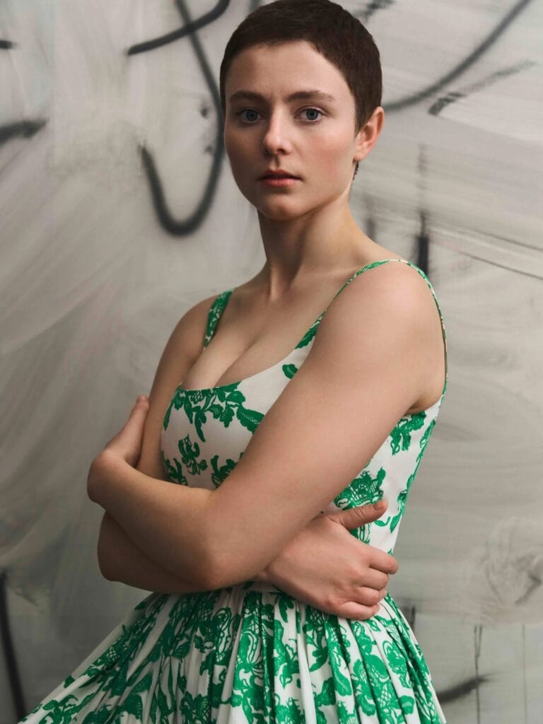 Thomasin McKenzie: Luce un vestido blanco con estampado verde, de tirantes finos y corte amplio que…