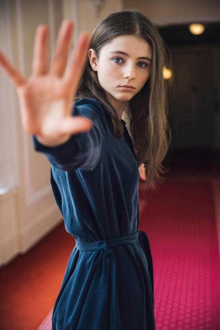 Thomasin McKenzie: Luce un vestido de terciopelo azul oscuro, con un corte sencillo y un cinturón…