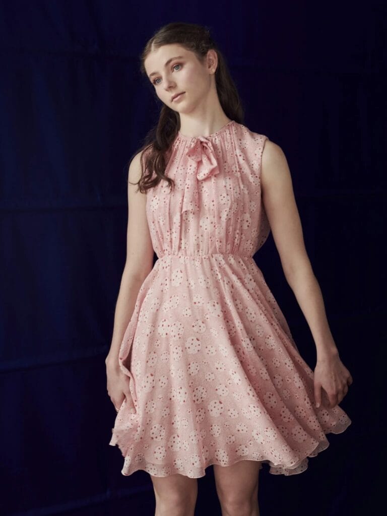 Thomasin McKenzie: Luce un vestido rosa con un delicado estampado de flores y un lazo en…