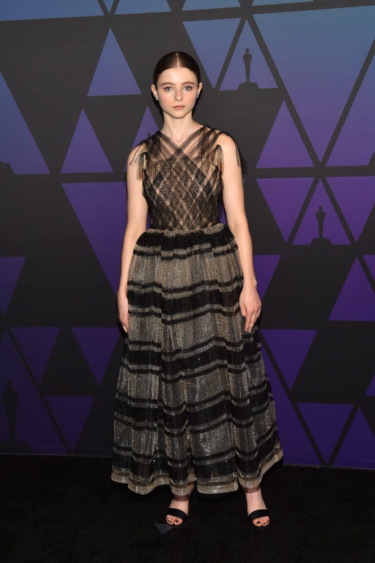 Thomasin McKenzie: Luce un vestido largo con detalles de encaje y franjas brillantes en tonos negros…