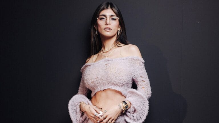 Mia Khalifa: Luce un top de punto en color lavanda, con mangas amplias y un estilo…