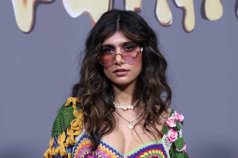 Mia Khalifa: Luce un top de crochet multicolor que resalta su figura, complementado con unas gafas…