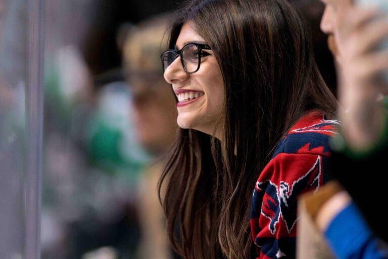 Mia Khalifa: Luce un suéter de colores vibrantes con un diseño de ave, disfrutando de un…