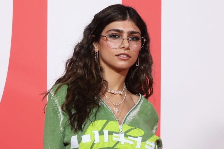 Mia Khalifa: Luce un conjunto deportivo de color verde con un diseño gráfico en la parte…