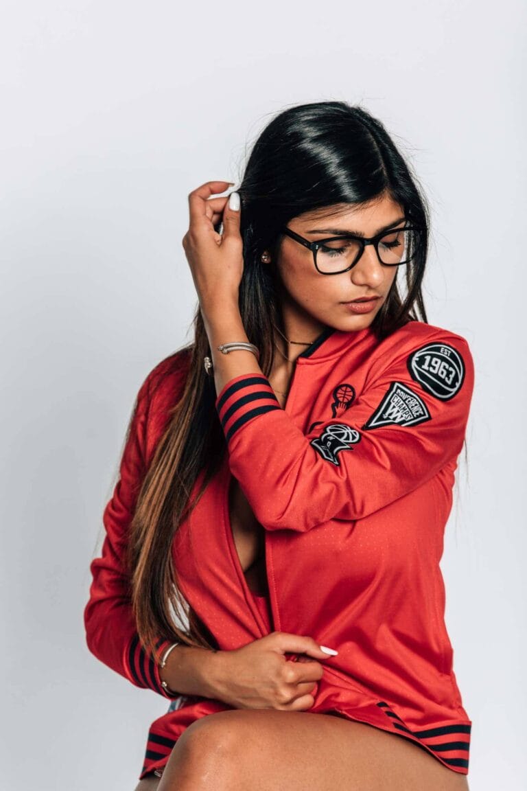 Mia Khalifa: Luce una chaqueta roja de estilo deportivo, con detalles en negro y parches distintivos,…