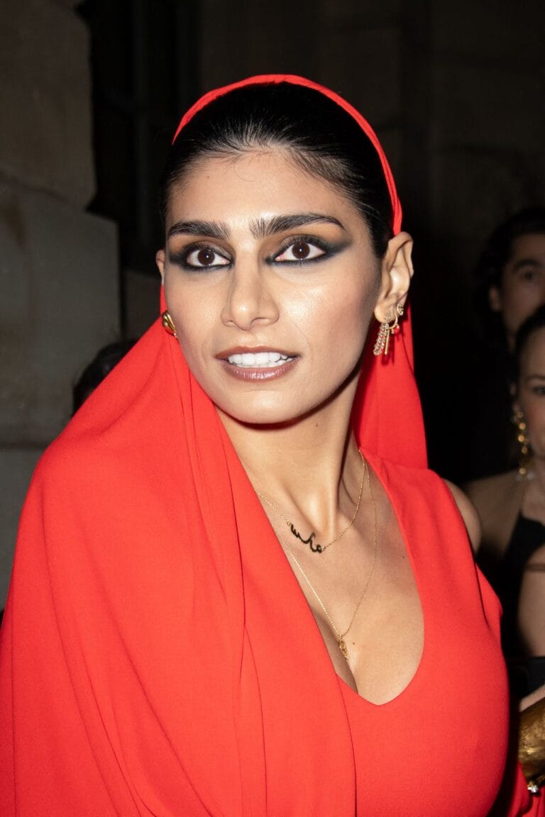 Mia Khalifa: Luce un vestido rojo ajustado con un escote pronunciado, complementado con un pañuelo del…