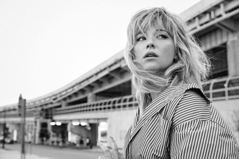 Haley Bennett: Luce una camisa de rayas en tonos blanco y negro, con un corte oversized…