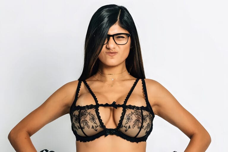 Mia Khalifa: Luce un sujetador negro de encaje con detalles florales, que deja entrever su piel…