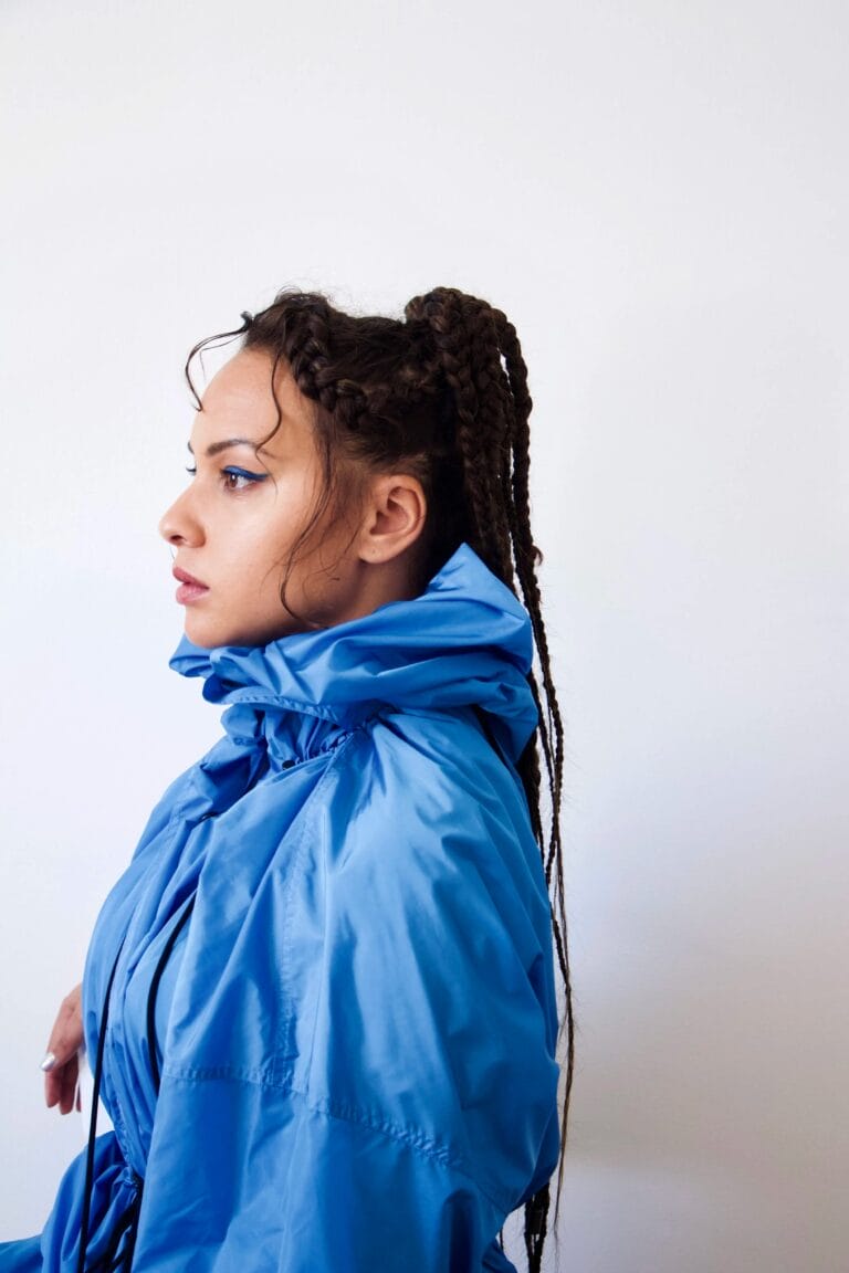 Jasmine Cephas Jones: Luce un abrigo azul brillante con un cuello alto y detalles de ajuste en…