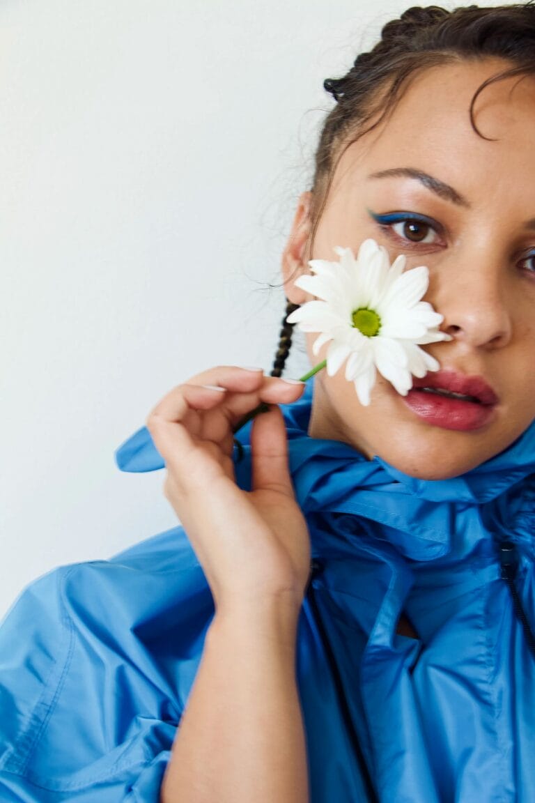 Jasmine Cephas Jones: Luce una chaqueta azul brillante, con un diseño ligero y moderno, mientras sostiene con…