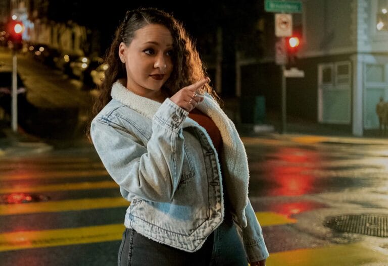 Jasmine Cephas Jones: Luce una chaqueta de mezclilla con forro de pelaje, combinada con una blusa de…