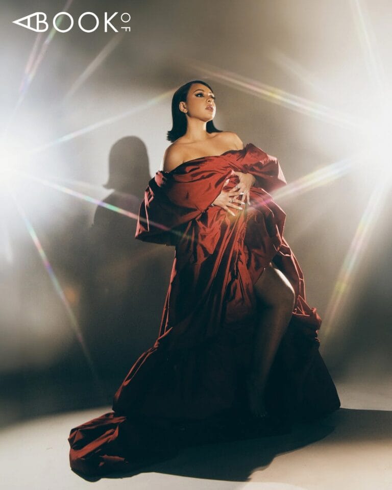 Jasmine Cephas Jones: Luce un impresionante vestido rojo con un corte asimétrico, que revela una pierna en…
