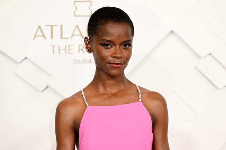 Letitia Wright: Luce un vestido rosa vibrante con tirantes delicados adornados con brillantes, que resalta su…