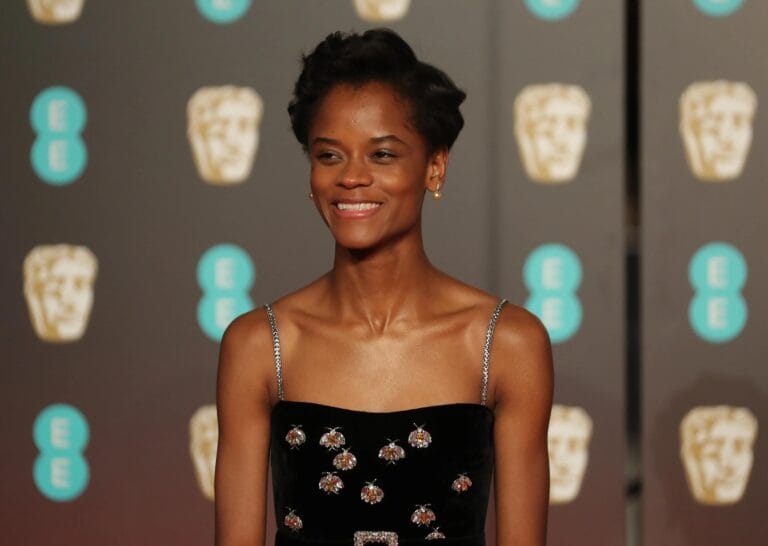 Letitia Wright: Luce un vestido negro sin mangas, adornado con delicadas aplicaciones que brillan bajo las…