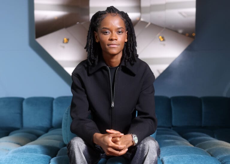 Letitia Wright: Luce una chaqueta negra con cremallera y un corte moderno, combinada con jeans de…