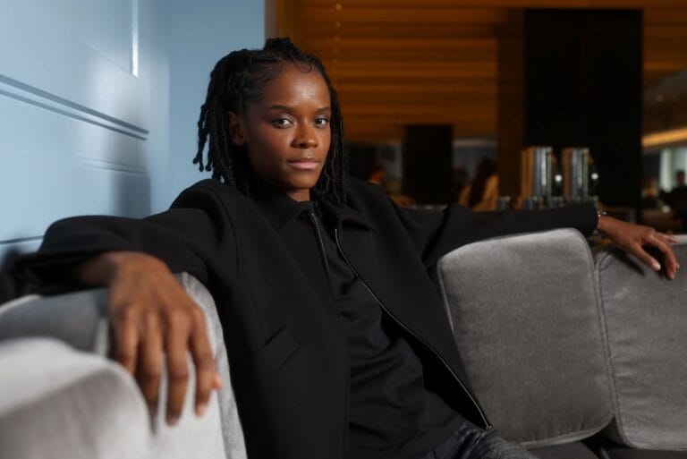 Letitia Wright: Luce una chaqueta negra de corte moderno, combinada con una camiseta oscura y jeans…